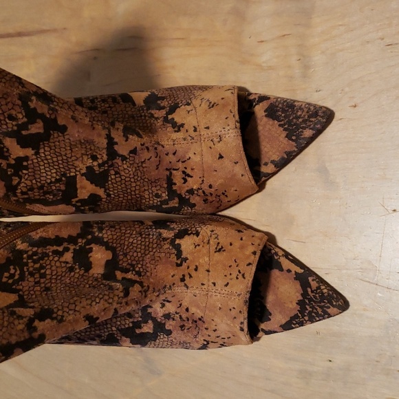 LEMON DROP BY PRIVILEGED  SNAKESKIN PRINT FABRIC STILETTO PEEP TOE BOOTS SZ 8 - Picture 13 of 15